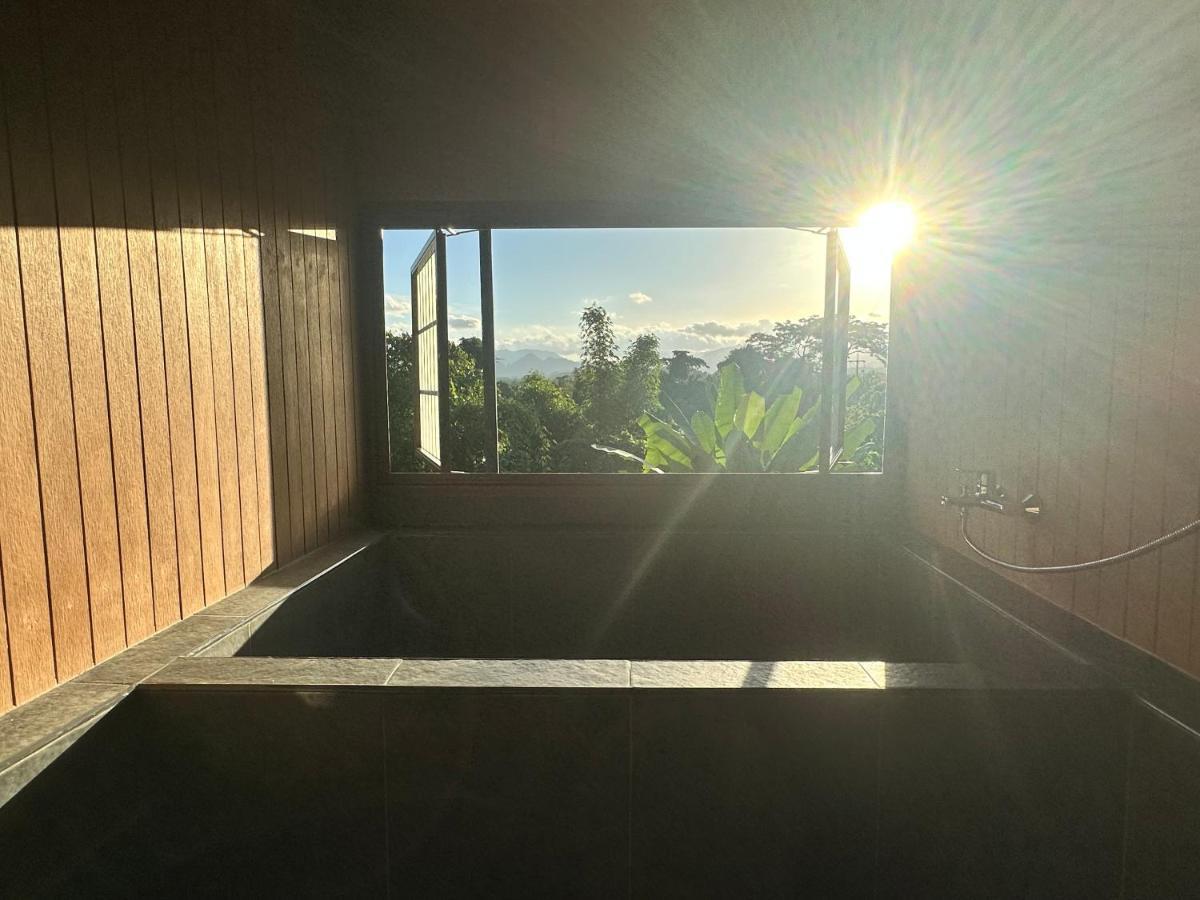 Отель Tanoshi Glamping In Khao Sok Khao Sok National Park Экстерьер фото