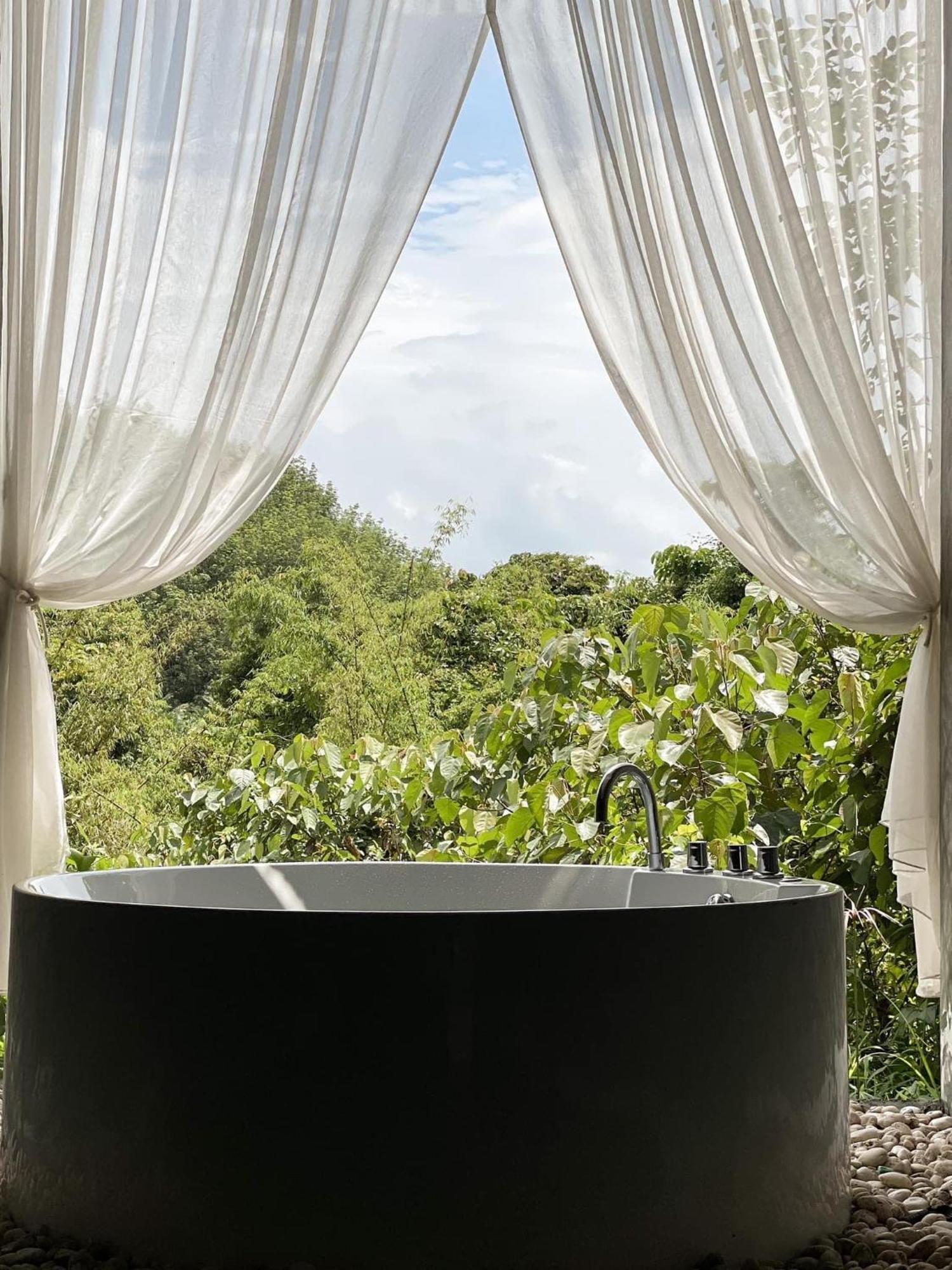 Отель Tanoshi Glamping In Khao Sok Khao Sok National Park Экстерьер фото